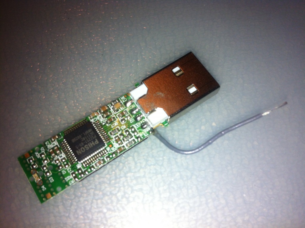 Soldamos un cable muy fino a la patilla número cuatro