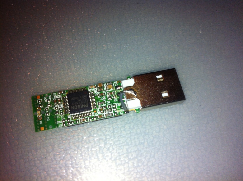 El cable soldado a la patilla ahora lo soldamos al recubrimiento metálico