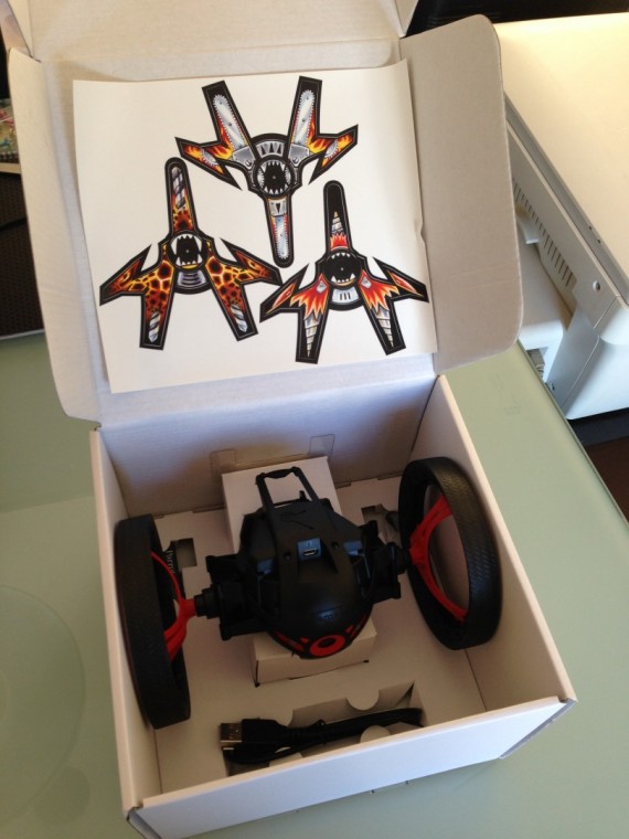 Interior de la Caja del Parrot Jumping Sumo