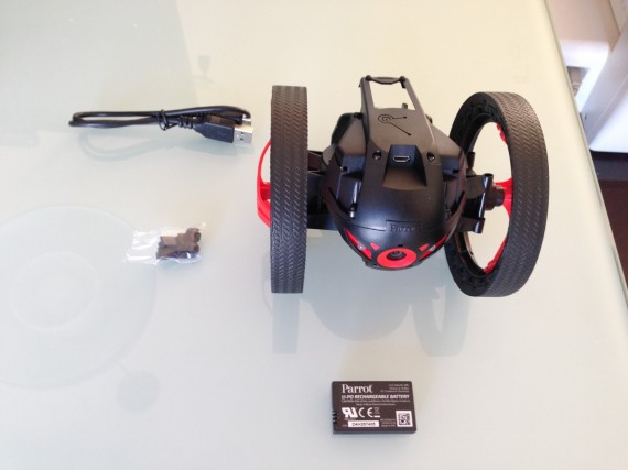 Todo el contenido de la caja Jumping Sumo (Cable USB de carga, repuesto para el pie, bateria, y el propio Jumping Sumo)